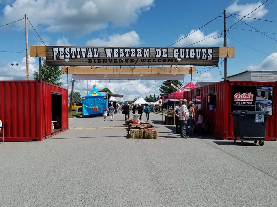 Photo présentant l'entrée du Festival western de Guigue. 